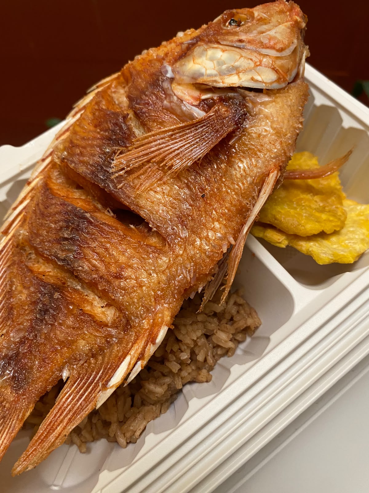 Pescado frito entero